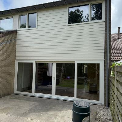 Kunststof gevelbekleding en schuifpui in Hardegarijp