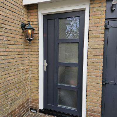Kunststof voordeur geplaatst in een woning in Gytsjerk