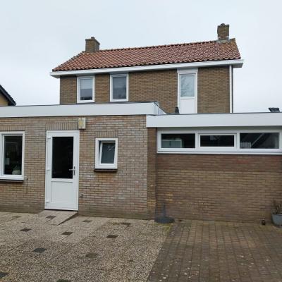 Kunststof kozijnen en achterdeur geplaatst in een woning in Broeksterwoude