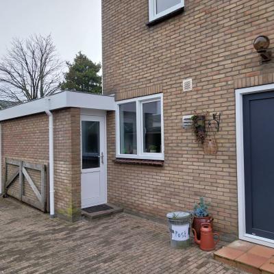 Kunststof kozijnen en zijdeur geplaatst in een woning in Broeksterwoude