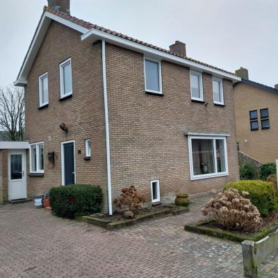 Kunststof kozijnen en voordeur geplaatst in een woning in Broeksterwoude