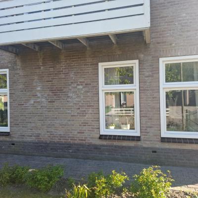 Kunststof kozijnen, deuren, schuifpuien en horren geplaatst in Moddergat