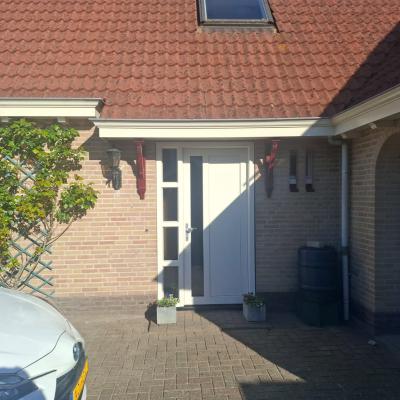 Kunststof kozijnen, deuren, schuifpuien en horren geplaatst in Moddergat