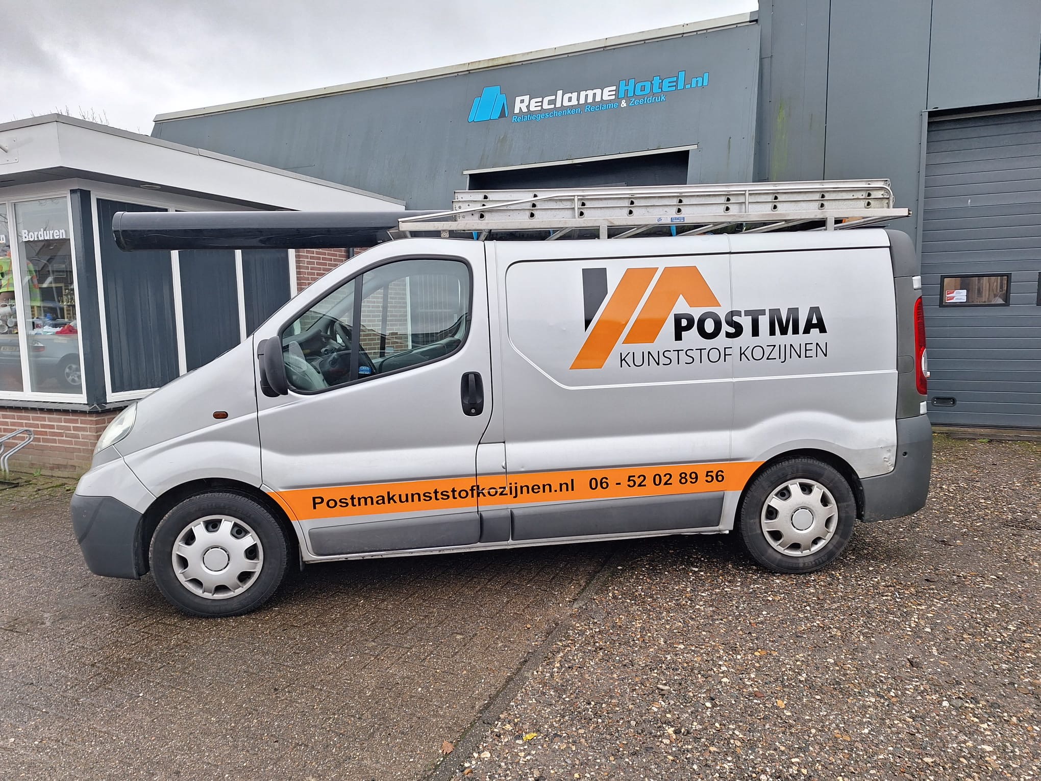 Bedrijfsbusje Postma Kunststof Kozijnen